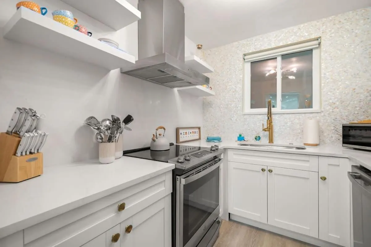 Apartment New! Kingston Cabana - Newly Renovated Condo With Pool & Hot Tub, Walk To The Beach! Sarasota